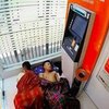 15 Kegiatan Nyeleneh yang Dilakukan di Booth ATM, Kayak Nggak Ada Tempat Lain!
