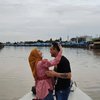Potret Ferry Irawan Peluk Cium Venna Melinda di Atas Kapal, Warganet Sindir Status Belum Halal