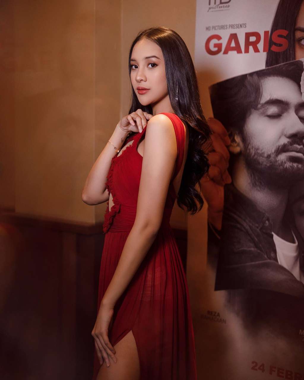 Tampil Merekah dengan Gaun Merah, Ini 7 Pesona Anya Geraldine di Gala Premiere Film Garis Waktu