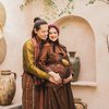 9 Gaya Cut Meyriska Maternity Shoot Anak Kedua dengan Tema Etnic, Baby Bumb-nya Curi Perhatian!