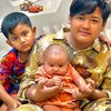 Disayang Bak Anak Kandung Sendiri, Ini 8 Potret Hangat Denny Cagur dan Istri Momong Baby Meshwa