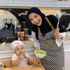 Gemoy Banget, Ini Potret Baby Ukkasya Saat Bantu Zaskia Sungkar Memasak Pakai Baju Chef!