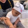 Gemoy Banget, Ini Potret Baby Ukkasya Saat Bantu Zaskia Sungkar Memasak Pakai Baju Chef!
