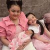 11 Momen Krisdayanti Saat Momong Cucu Si Cantik Baby Ameena, Grandmi Molek yang Menolak Tua