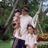 Sambut Hari Raya Nyepi, Ini Gaya Pemotretan Keluarga Jennifer Bachdim yang Kompak Pakai Baju Tradisional Bali