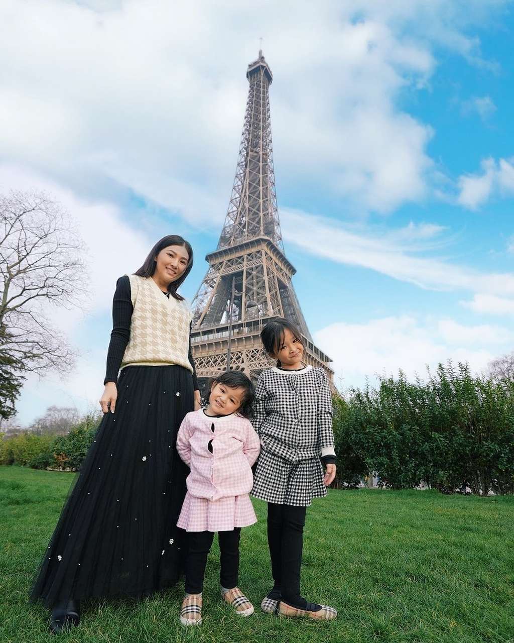 Kerja Sambil Liburan, Ini 10 Outfit Sarwendah Saat ke Paris, Tampil Percaya Diri Pakai Daster