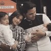 Sambil Bawa Gala, Ini 10 Potret Manis Fuji dan Thariq di Akikah Baby Ameena yang Didoain Segera Nyusul!
