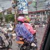 11 Kelakuan Netizen Pakai Jas Ujan, Nyeleneh Banget