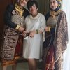9 Pesona Ni Made Ayu Rachmawati di Pernikahan Venna Melinda, Gak Kalah Cetar dari Sang Anak!