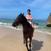 Deretan Momen Liburan Farah Quinn di Nihi Sumba, Main di Laut Bareng Kuda!