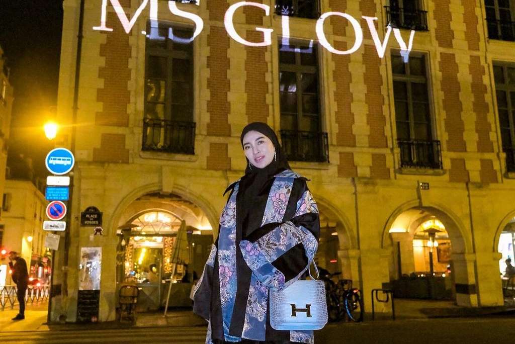 8 Potret Shandy Purnamsari di Paris, Pakai Baju Warna Ngejreng Bak Supermodel!