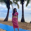 Jadi Hawaiian Girl, Jennie BLACKPINK Pakai Outfit Serba Pink sambil Pamer Perut Ramping