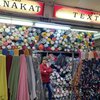 Anak Pengusaha Tekstil, Ini 8 Potret Lawas Fuji An di Toko Kain Milik Keluarganya