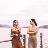 9 Potret Persahabatan Awkarin dan Erica Carlina, Sering Hangout Bareng Sampai Kembaran Tato
