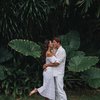 7 Potret Mesra Indah Kalalo Bareng Suami dan Anak, Sempat Dikira Ciuman Sama Tom Cruise Lho!