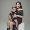 10 Potret Tasya Kamila dan Arrasya Anak Sulungnya, Wajah Super Mirip Bikin Terlihat Kayak Kakak-Adek