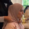 Potret Tya Ariestya Pertama Kali Jadi Model Fashion Show Berhijab, Cantik Bareng Cut Meyriska