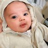 Berdarah Pakistan, Ini Potret Terbaru Baby Zhafi Jagoannya Fairuz A Rafiq yang Hidungnya Mancung Banget