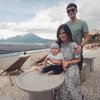 10 Potret Keluarga Audi Marissa Liburan ke Bali, Ekspresi Baby Anzel Main Pasir Pertama Kali Bikin Gemes!