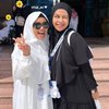 8 Gaya Fuji Saat Ibadah Umroh, Cantik dengan Hijab Syari Berwarna Putih
