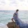9 Potret Terbaru Maternity Shoot Jessica Iskandar di Atas Batu Pantai, Pamer Perut Buncit yang Sudah Besar