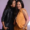 Peluk Cium dan Saling Pangku, Ini 10 Potret Kemesraan Pasangan Sesama Jenis Chika Kinsky dan Yumi Kwandy