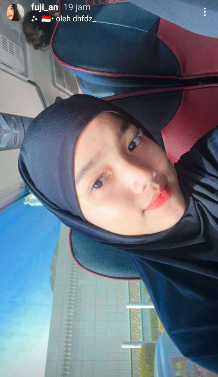 Cantiknya Bikin Hati Adem, Ini Gaya Berhijab Fuji Selama Jalani Umroh