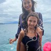 Suami dan Anak Ulang Tahun, Ini 10 Potret Indah Kalalo Dandan Ala Bajak Laut Pakai Baju Minim