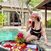 10 Potret Femmy Permatasari Liburan di Bali, Asik Main Air dengan Berbagai Macam Jenis Baju Renang