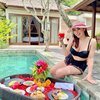 10 Potret Femmy Permatasari Liburan di Bali, Asik Main Air dengan Berbagai Macam Jenis Baju Renang