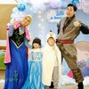 10 Momen Perayaan Uang Tahun Anak ke-2 Nycta Gina Bertema Frozen, Kostum Rizky Kinos Menjiwai Banget!