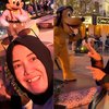 Gayanya Bak Anak Muda, Ini Potret Umi Kalsum Ibu Ayu Ting Ting Jalan-Jalan ke Disneyland di California
