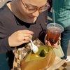 10 Momen Nikita Willy Berburu Kuliner di Amerika, Outfit Sederhananya Curi Perhatian