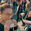 10 Momen Nikita Willy Berburu Kuliner di Amerika, Outfit Sederhananya Curi Perhatian