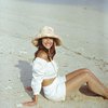 9 Potret Pevita Pearce Pamer Wajah Super Mulus Tanpa Makeup, Serba Putih di Pinggir Pantai