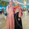 11 Potret Dinar Candy Umroh Bareng Orang Tua, Pakai Gamis Pink Tuai Banyak Pujian