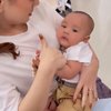 5 Potret Celine Evangelista Momong Rayyanza, Sebut Pengen Punya Bayi Lagi