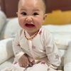 8 Potret Terbaru Baby Aiko, Anak Wendy Cagur yang Makin Gemoy dan Sering Lempar Senyum!