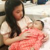Potret Arsy Momong Baby Ameena sambil Nunggu Buka Puasa, Netizen Salfok dengan Tangannya yang Gemoy