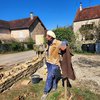 7 Potret Hamish Daud Liburan ke Prancis, Ikut Bantu Bawa Batu Untuk Bangun Rumah