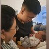 7 Potret Syukuran Potong Tumpeng Kelahiran Baby Izz Anak Nikita Willy, Dihadiri Ibu Indra Priawan 