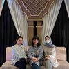 7 Pesona Maudy Koesnaedi Berhijab Saat Bukber Keluarga, Penampilannya Tuai Pujian Netizen