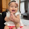 10 Potret Terbaru Baby Sere Anak Sylvia Fully yang Makin Chubby, Senyumnya Sumringah Banget!