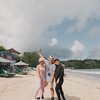 Potret Liburan Chelsea Olivia dan Glenn Alinskie di Bali, Mesra Sebagai Keluarga di Pantai dan Danau