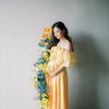 8 Maternity Shoot Terbaru Franda dengan Penuh Bunga-Bunga, Gayanya Bak Ibu Peri
