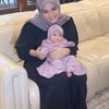 Ini Potret Baby Ameena Anak Aurel Hermansyah Berhijab, Gemes Banget Kayak Boneka!