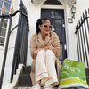 8 Gaya Donna Harun saat Jalan-Jalan di London, Tetap Kece Meski Pakai Piyama!