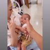 Langsung Pengin Punya Bayi, Ini Potret Celine Evangelista Momong Baby Rayyanza