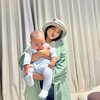 Super Gemes, Ini 7 Potret Fuji Gendong Rayyanza Si Bayi Bermuka Datar yang Ganteng Banget