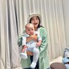 Super Gemes, Ini 7 Potret Fuji Gendong Rayyanza Si Bayi Bermuka Datar yang Ganteng Banget